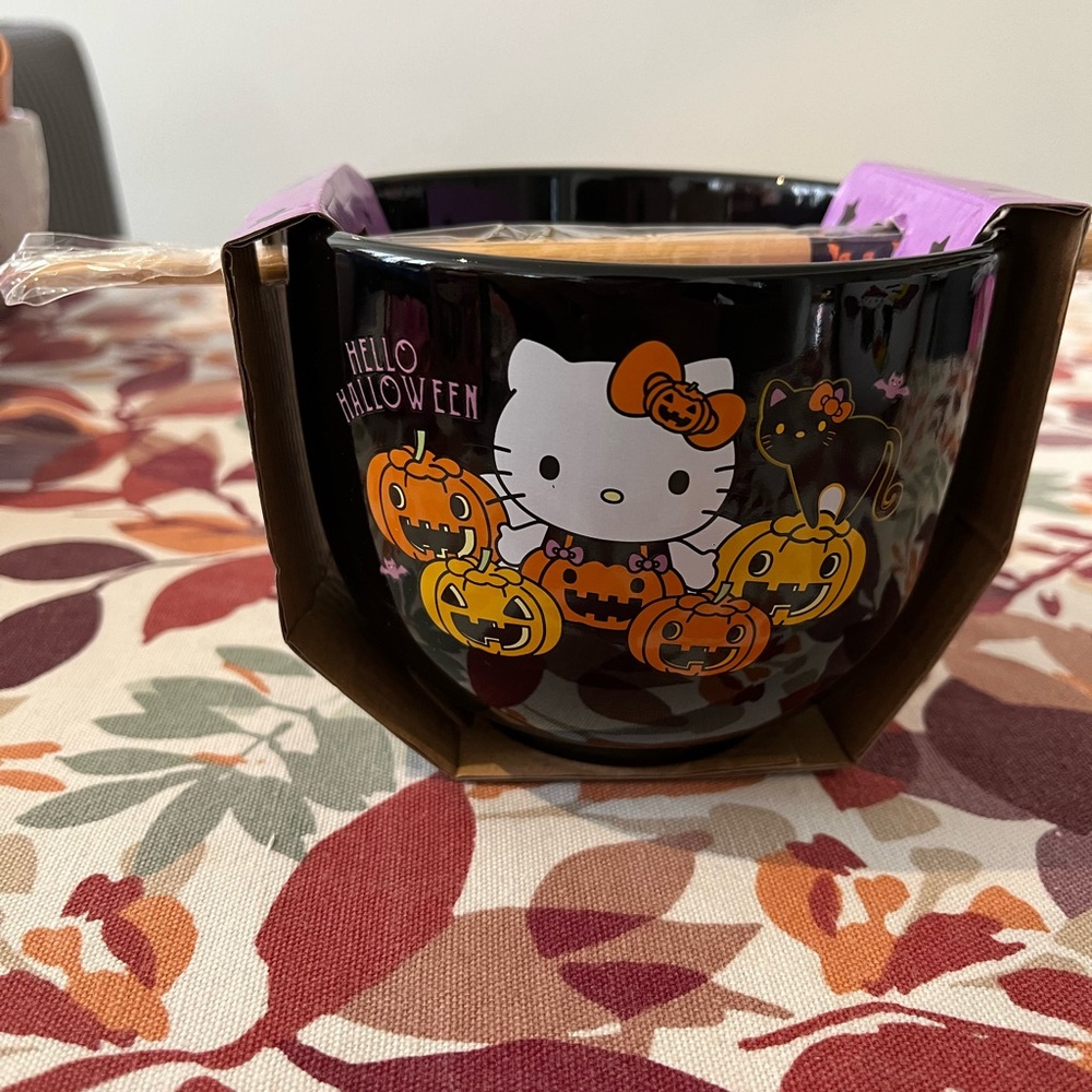 Hello Kitty Halloween ramen bowl